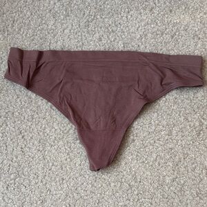 VS Seamless Thong Panty XL
